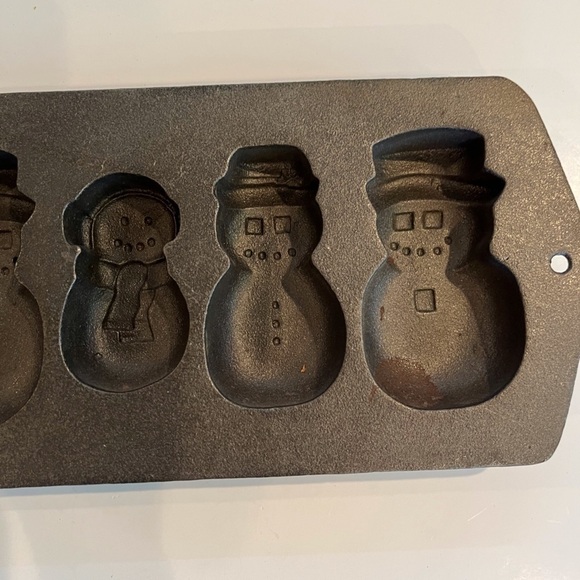 Lodge Cast Iron Snowman Cake Family Pan - Picture 3 of 5